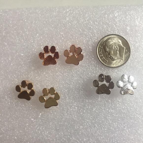 🐾 Sweet paw stud metallic earrings available in gold rose gold or silver - Picture 4 of 7